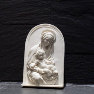 Virgen con Niño recostado. Relieve de alabastro. 12.5x8cm