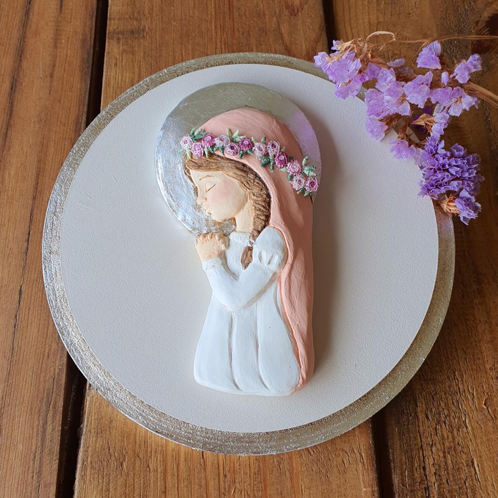 Virgen Niña con velo rosa, base de pan de plata y corona de flores. 20cm.