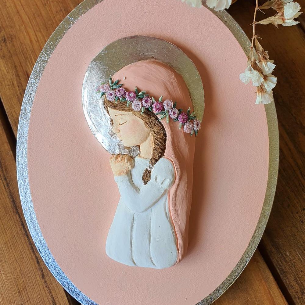 Virgen Niña con corona de flores, velo y base rosa con pan de plata. 24x18cm.