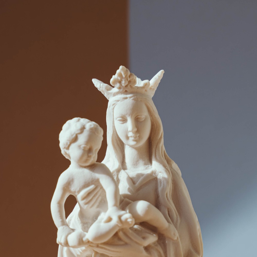 Virgen de la Luz. 26cm. Alabastro.